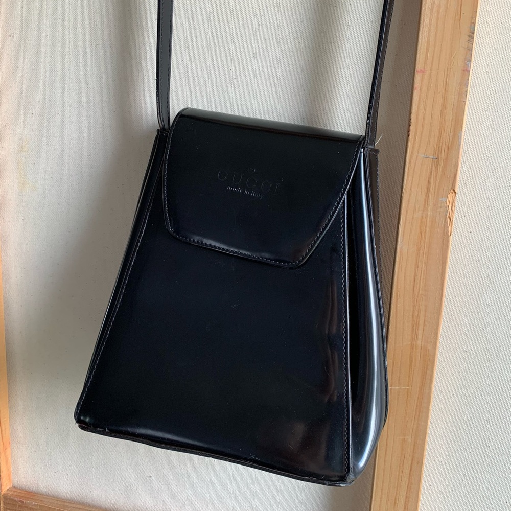 Black purse bucket shaped